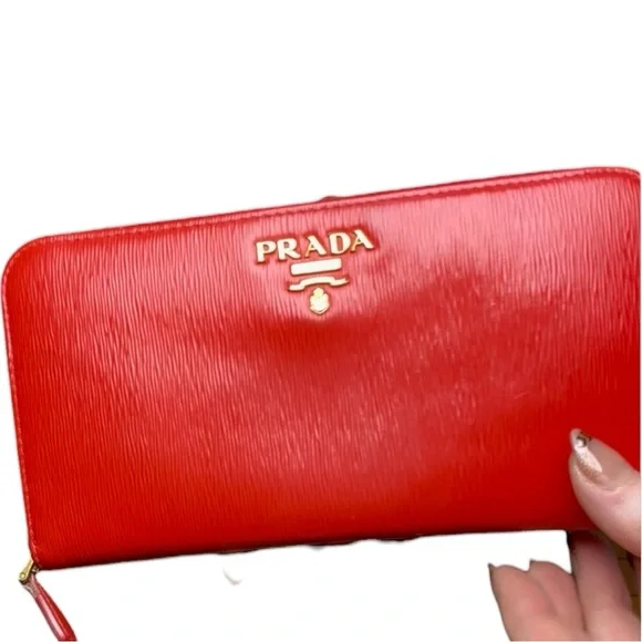 Prada zip-around continental wallet in Vitello Move leather in red (Lacca) - Picture 5 of 14